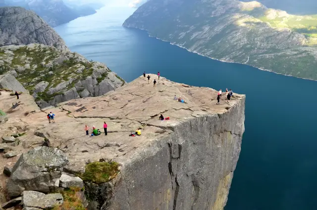 Der Preikestolen in Norwegen. 800 Meter gehts auf drei Seiten in die Tiefe. | Foto: Markus Wolter