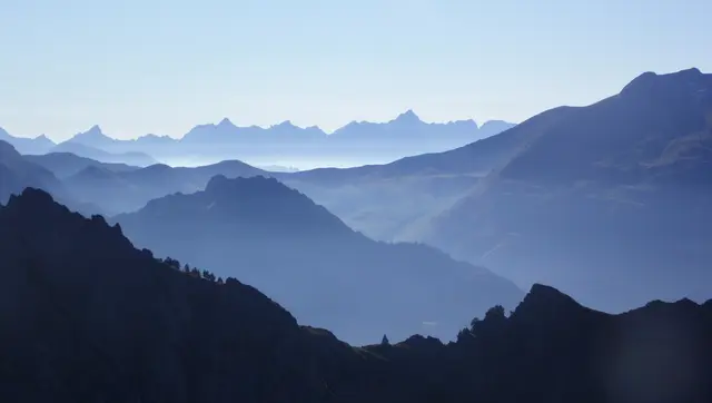 Im frühen Morgendunst geht der Blick von der Übernachtungsstelle über die Berglandschaft der Pyrenäen.  | Foto: Kurt Wolter