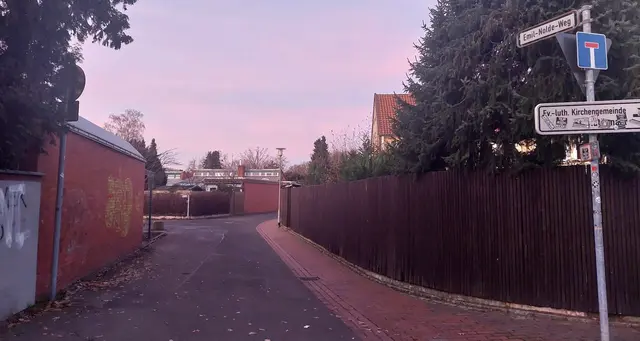 Das Straßenschild Emil-Nolde-Weg soll verschwinden, eine Zumutung, weil Entstehung immenser Kosten für die Anrainer!!! Scheint den Betreibern einer Umbenennung nicht ausreichend bewusst zu sein.