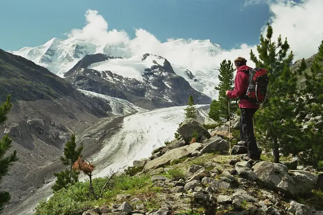 Tief schiebt sich der Gletscher zu Tal.