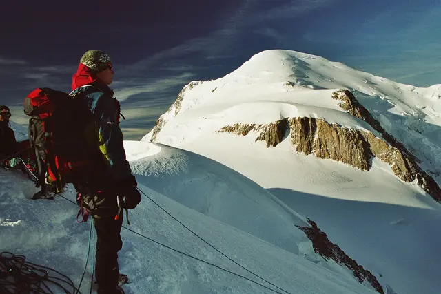 Die Firnkuppe des Mont Blanc vor Augen, werden die letzten Kräfte mobilisiert. Doch reichen sie aus? | Foto: Kurt Wolter