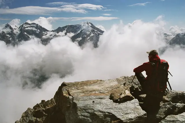Beim Aufstieg zum Nadelhorn geht der Blick auf die anderen Viertausender bei Saas Fee: Lagginhorn und Weißmies, die wir schon zuvor bestiegen haben. | Foto: Kurt Wolter