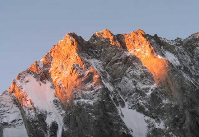 Am Ende des Mer du Glace erheben sich die himmelhohen Wände der Grand Jorasses, links mit dem berühmten Walkerpfeiler. Von meiner Übernachtungsstelle auf dem Gletscher blicke ich auf die in der Abendsonne glühenden Gipfel. In dieser gigantischen Landschaft bin ich vollkommen allein.  | Foto: Kurt Wolter