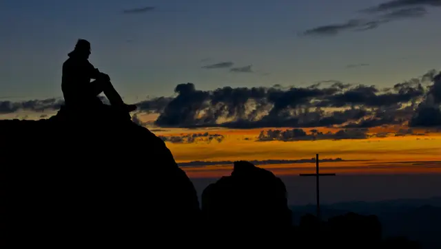 Warten auf die Sonne. Am Kreuzeck, einem von drei Watzmanngipfeln. | Foto: Markus Wolter
