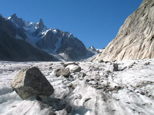 Eine Wanderung über den Gletscher Mer du Glace führt zur Grand Jorasses hinauf. Links oben ist der berühmte Rochfortgrat zu erkennen. | Foto: Kurt Wolter