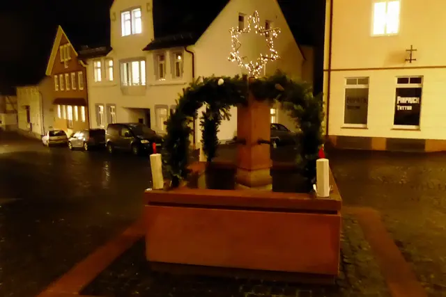 Sonntagsbilder 2025-50, Der Brunnen am Marktplatz, 14.12.2025.
