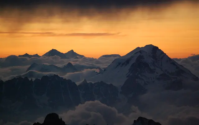 Im frühen Morgenlicht geht der Blick von dort oben über die Westalpen mit ihren Viertausendern. | Foto: Markus Wolter