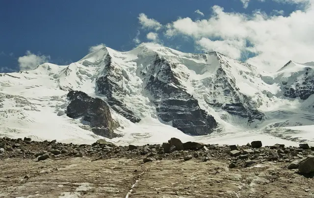 Was für ein Anblick! Der Piz Palü mit seinen drei Gipfeln, die durch einen Grat miteinander verbunden sind. Schon bald nach Mitternacht beginnen wir im hellen Mondschein den Aufstieg über den Gletscher. | Foto: Kurt Wolter