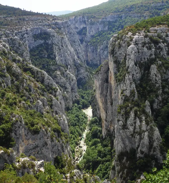 Bis zu 700 Metern ist er tief. In ihm zu Wandern, im Fluss zu schwimmen und zu übernachten ist ein besonderes Erlebnis.  | Foto: Kurt Wolter