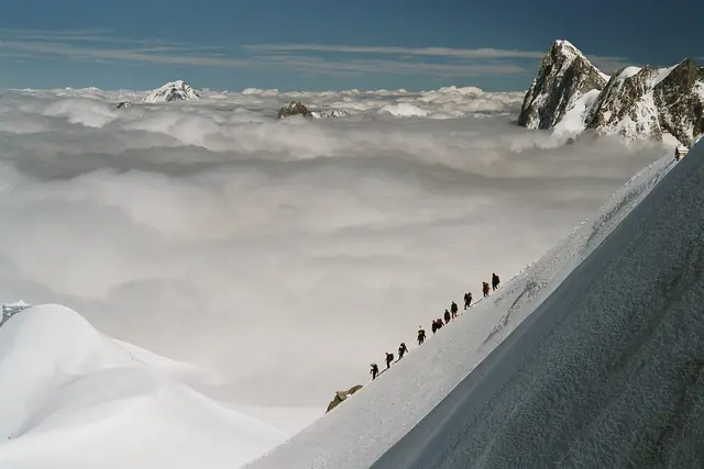 Der Abstieg von der Seilbahnstation der Felsnadel der Aig. du Midi in die Firnwelt des Mont Blanc.  | Foto: Kurt Wolter