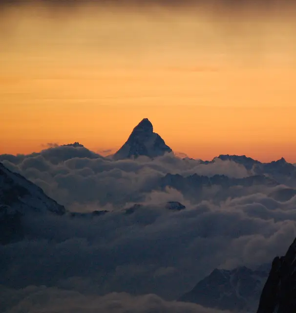 Aus einem brodelnden Wolkenmeer erhebt sich im frühen Morgenlicht das Matterhorn.
Bei solchen Touren ergeben sich Bilder, die man nie vergisst.
 | Foto: Markus Wolter