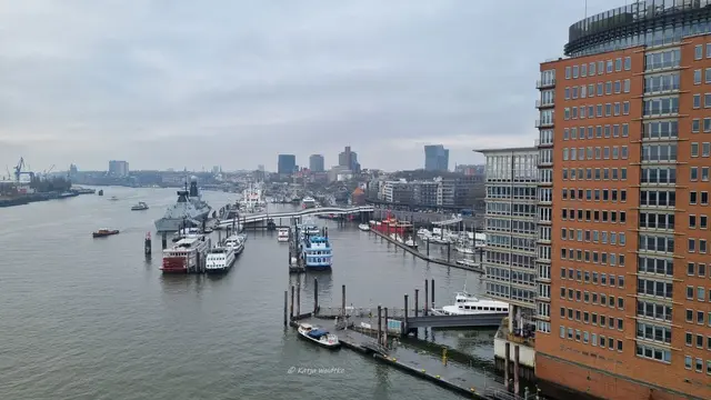 Hamburg entdecken (Foto: Katja Woidtke)

Elbphilharmonie - vom ehemaligen Speicher zum Konzerthaus

Blick von der Plaza Richtung Landungsbrücken | Foto: Katja Woidtke