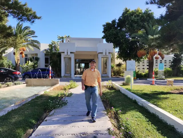 Der Hänigser Spargelsprinter verlässt für eine erste Erkundung das Hotel.
