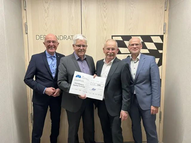 Landrat Dr. Klaus Metzger (li.) überreicht den Spendenscheck über 2.500 Euro an Helmut Beck (2.v.l.) und Manfred Losinger (2.v.r.) von der Kreisverkehrswacht. Rechts im Bild AVA-Vorstand Dirk Matthies | Foto: Wolfgang Müller