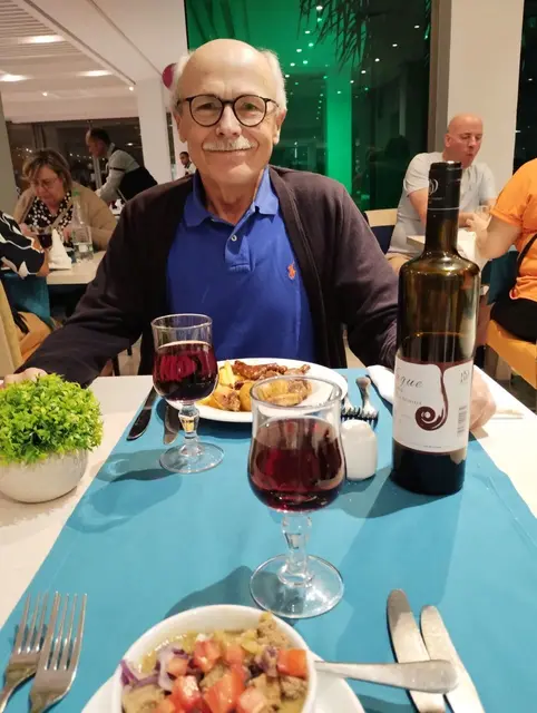 Der tunesische Wein schmeckt dem Athleten.
