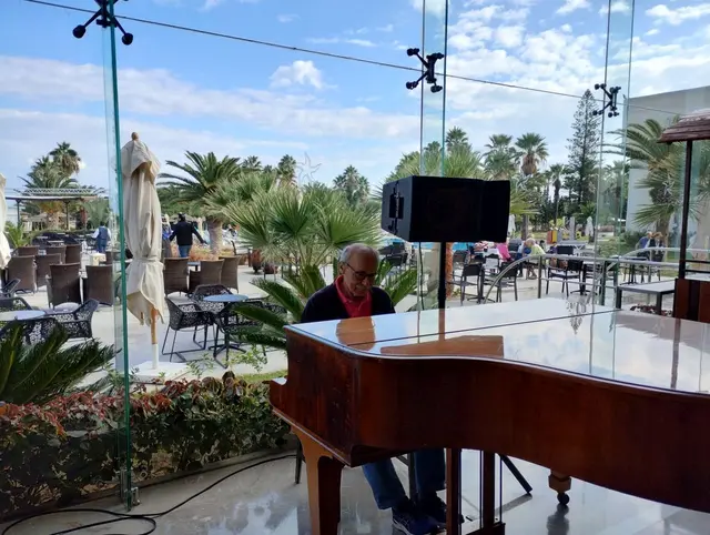 Der Hänigser Ausnahmeathlet ist sehr vielseitig: Heute will er ein Klavierkonzert geben. Aber am Musikgerät muss er noch ein wenig üben. Nach zwei Minuten war die ganze Halle leer.  
