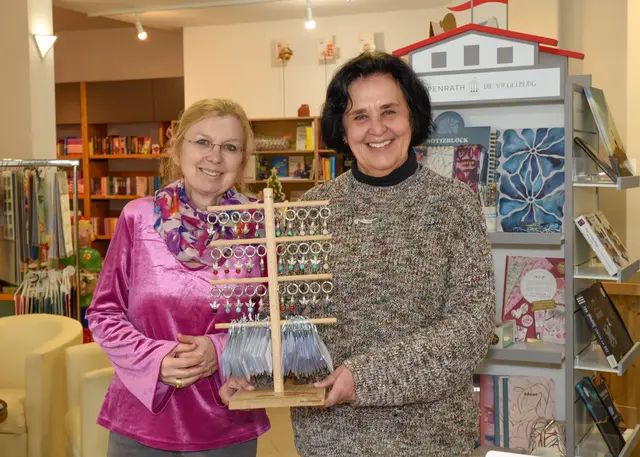 Elke Eser (rechts) und Kollegin mit dem Rainbow Aufsteller | Foto: c/o Marion Schmid