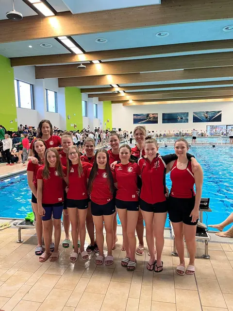 Unser Team für die Bayernliga:
Tamara Eicher, Florentine Eicher, Viktoria Vogt, Johanna Miller, Samantha Borkowski und Trainerin Richarda Reitenauer (v.l. obere Reihe)
Theresa Walkmann, Luisa Peter, Laura Spicker, Elisa Odau, Alina Brunner und Felicitas Borkowski (v.l. untere Reihe)