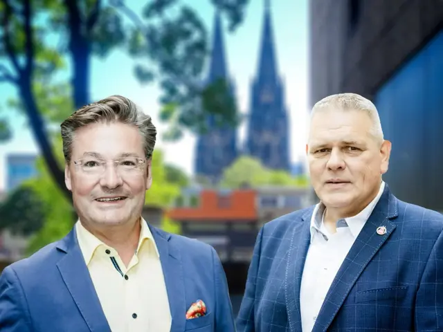 Die beiden Bezirkspolitiker der Kölner StadtGesellschaft KSG Torsten Ilg (li) und Patrick van den Berg (re) kritisieren die geplante Grundsteuererhöhung in Köln scharf. Den Unmut über die Erhöhung bekämen Sie im Veedel von den Bürgerinnen und Bürgern zu spüren. | Foto: Frei von Rechten Dritter 