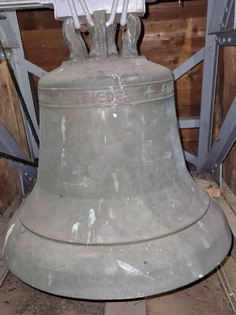 +VERLEIH+UNS+FRIEDEN+GNAEDIGLICH
GEGOSSEN AD 1951 FUER DIE GEMEINDE BATTENFELD VON GEBRUEDER RINCKER IN SINN NR.7290 
Durchmesser 73cm/ Gewicht 224kg/ Schlagton des`

