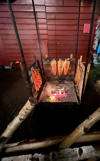 Im finnischen Dorf gibt es Lachs