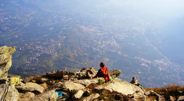 Von der Mutspitze geht der Blick auf Dorf Tirol (links) und das 2000 Meter tiefer liegende Meran. | Foto: Katharina Katgely