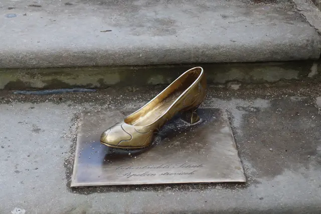 Schuh von "Aschenputtel/Aschenbrödel"