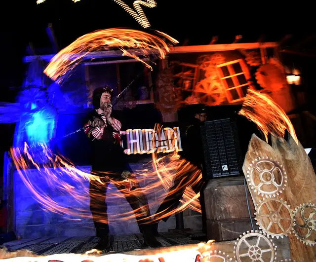 Feuer-Show an der Leine