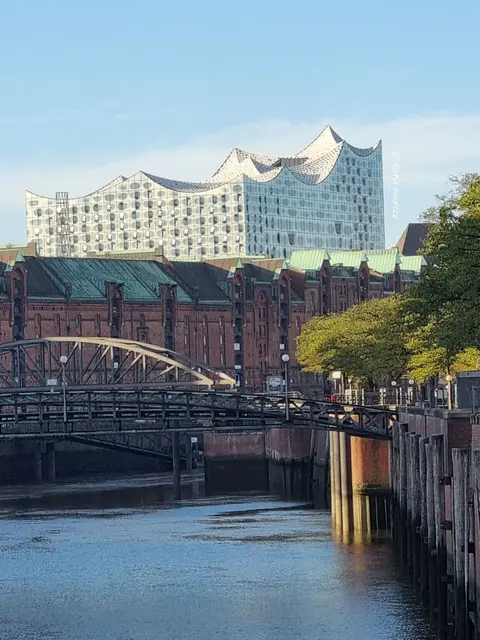 Hamburg entdecken (Foto: Katja Woidtke)

Elbphilharmonie - vom ehemaligen Speicher zum Konzerthaus

Blick über die Speicherstadt zur Elphi | Foto: Katja Woidtke