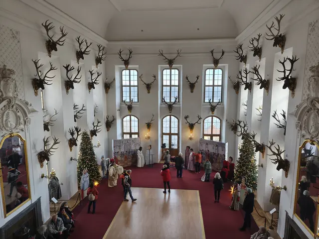 Speisesaal, der Ball beginnt
Johann Christian Kirchner und Johann Bejanmin Thomae arbeiteten auch an den Trophäen