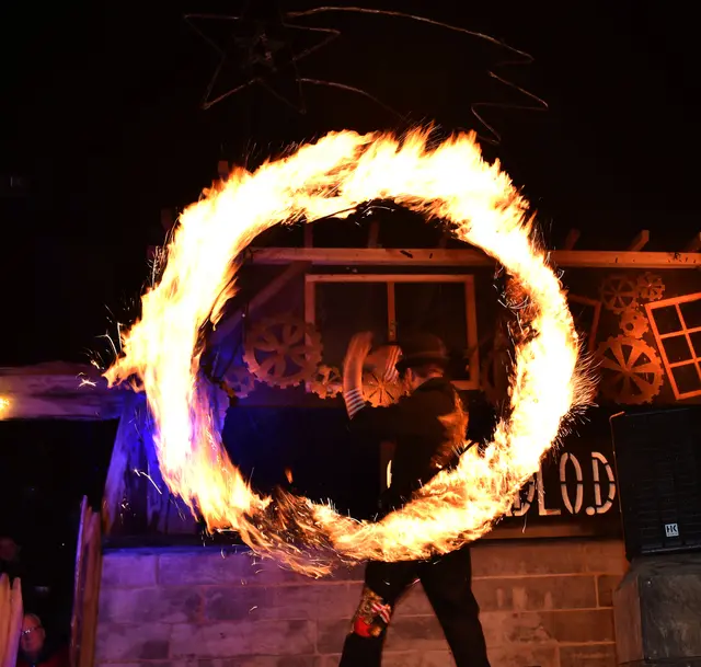 Feuer-Show an der Leine