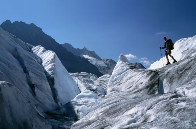 Mit Steigeisen, wenn man Erfahrung hat und vorsichtig ist, kann man den Gletscherbruch betreten. Wir haben uns auf Gletschern auch in Spalten abgeseilt und sind mit Eisgeräten an den Wänden wieder hochgeklettert. | Foto: Markus Wolter