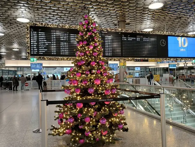 Die Abflughalle des Flughafens Hannover war am 5. Dezember weihnachtlich geschmückt.