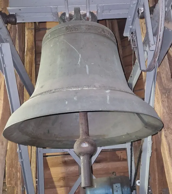 + DAS + WORT + Sie + SOLLEN + LASSEN + STAHN +
GEGOSSEN AD 1951 FÜR DIE KIRCHENGEMEINDE BATTENFELD  VON GEBRÜDER  RINCKER IN SINN NR. 7289
Durchmesser 88cm/ Gewicht 390kg/ Schlagton b`
