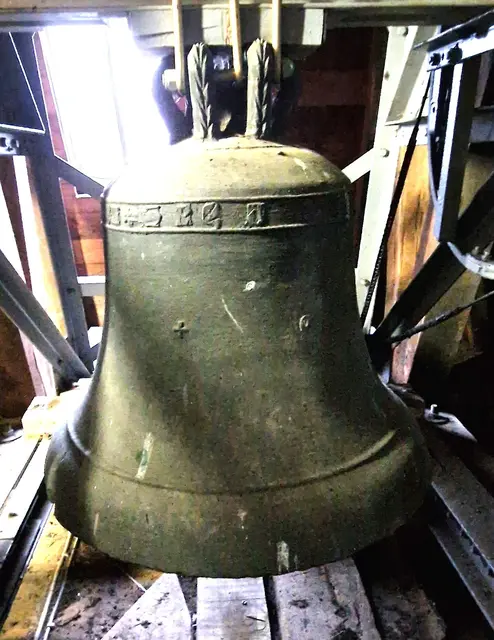 "Alphabetglocke" vermutlich aus dem 14ten Jahrhundert.
Inschrift: +ZXVT * SRQPO * NMLK * ICH..E(?)DCBA
Durchmesser 69cm/ Gewicht 200kg/ Schlagton d``
