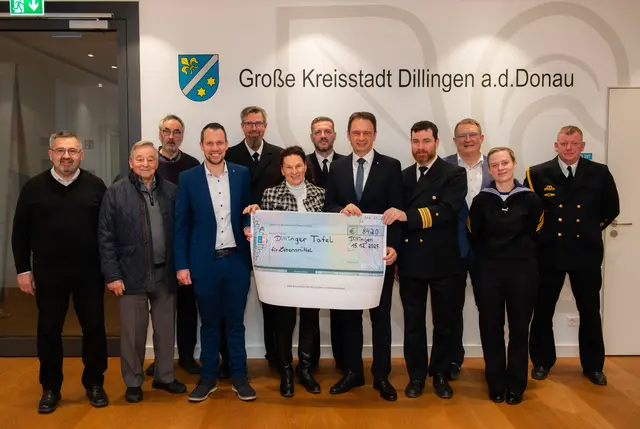 Spendenübergabe im Dillinger Rathaus (von links): Alois Kleebaur, Walter Fuchsluger, Joerg Roller, Alexander Böse, Heiko Röth, Erika Schweizer, Matthias Mews, Oberbürgermeister Frank Kunz, Nils Kirschall, Christian Forscht, Linda Trautner und Sven Schmidt. | Foto: Jan Koenen - Stadt Dillingen 