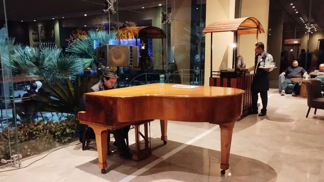 Jeden Abend gibt es Livemusik.
