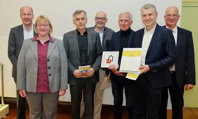 v.l.n.r.: Landrat Martin Sailer, Kreisheimatpflegerin Dr. Claudia Ried, 1. Vorstand der Stadtmusikkapelle Schwabmünchen Bernhard Albenstetter, ehemaliger Vorstand der Stadtmusikkapelle Schwabmünchen Peter Schäfer, Erster Bürgermeister Lorenz Müller, Gerhard Birkle, Frank Schwindling, Kreisbaumeister Landkreis Augsburg | Foto: Julia Pietsch