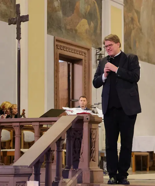 Stadtpfarrer Pater Steffen Brühl eröffnet das 19. Adventssingen. | Foto: Achim Lüders