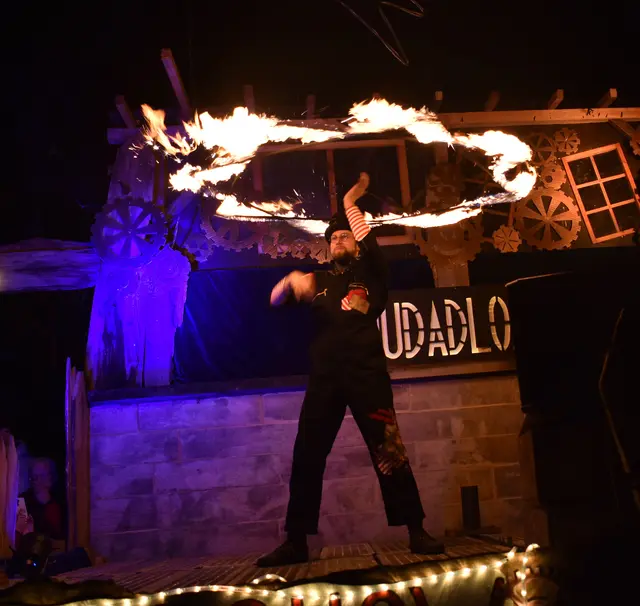 Feuer-Show an der Leine