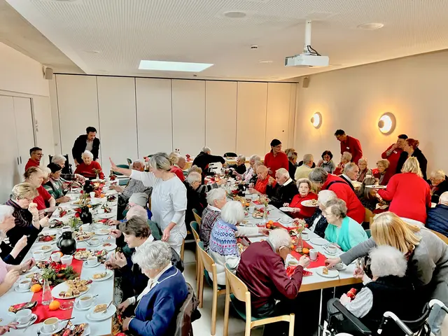 Bei der Adventsfeier der Sozialstation Hochzoll, Friedberg und Umgebung war der Gemeindesaal der evangelischen. Gemeinde bis auf den letzten Platz gefüllt.  | Foto: P. Steffen Brühl SAC
