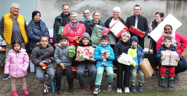 Mit großer Freude nahmen 60 Kinder, die nicht auf der Sonnenseite des Lebens stehen, im Beisein ihrer Familien ihre Weihnachtsgeschenke von den Mitarbeitern der Meitinger Tafel und dem Geschäftsführer der Meitinger Sozialstation, Thomas Klein (stehend, zweiter von rechts), entgegen. | Foto: Peter Heider