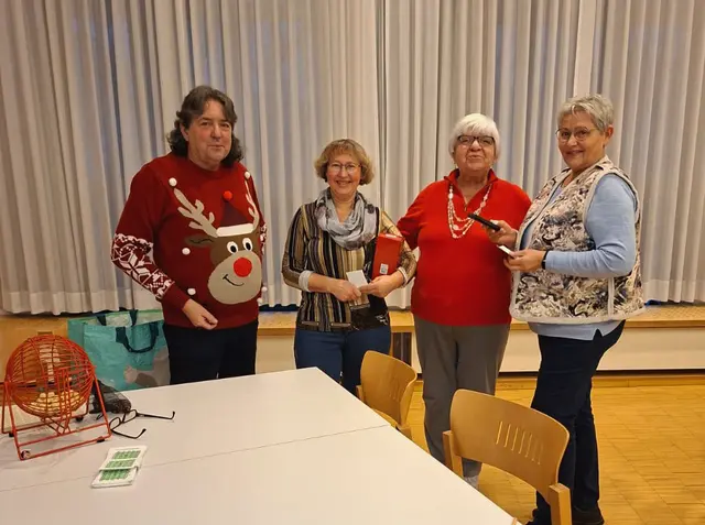 Deni Delaruelle gratuliert die Bingo-Gewinnerinnen Shanna Fuchs, Monika Kreußel und Katharina Rusch