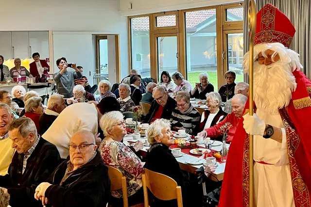 Hoher Besuch hatte sich auf der Adventsfeier der Sozialstation angesagt: Bischof Nikolaus und sein Knecht Ruprecht besuchten die Klientinnen und Klienten im evangelischen Gemeindesaal.  | Foto: P. Steffen Brühl SAC