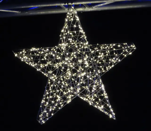 Das Foto habe ich am 16.12.2023 gegen 7.30 Uhr auf dem Korbacher Weihnachtsmarkt gemacht (der Stern hängt über der Eisbahn). | Foto: M. A.