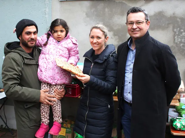 Mit großer Freude nehmen die Kinder ihre Päckchen entgegen. | Foto: Peter Heider