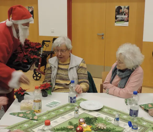 Ingrid Pickhardt und Karin Probstfeld bekommen Geschenk vom AWO-Nikolaus
