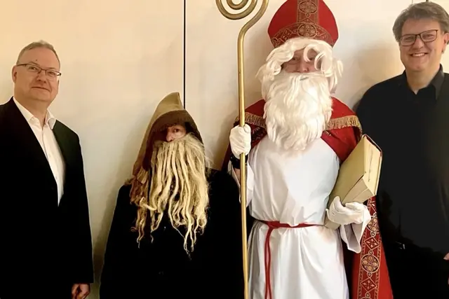 Bei so hohem Besuch darf das Gruppenbild nicht fehlen: v.l. Hausherr Pfarrer Falko von Saldern, Knecht Ruprecht, Bischof Nikolaus von Myra, Stadtpfarrer Pater Steffen Brühl.  | Foto: Dagmar Weindl 