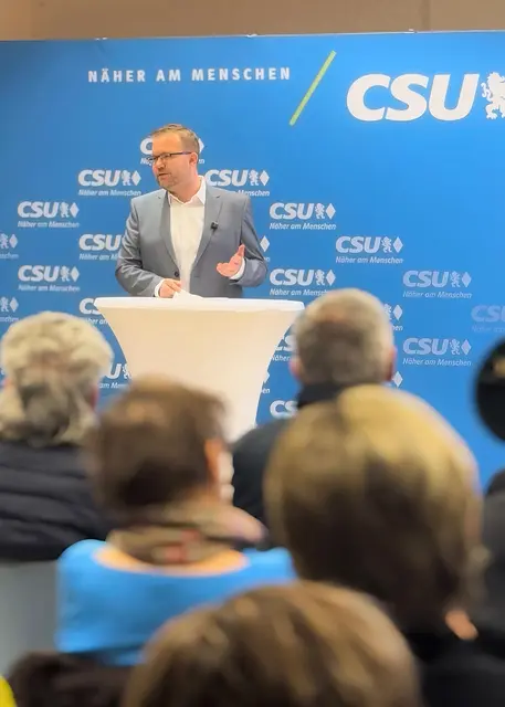 Oberbürgermeisterkandidat Stefan Baisch (CSU) stellt die Ergebnisse der Bürgerumfrage und die Kernthemen des Wahlprogramms vor. | Foto: Gjoci/CSU