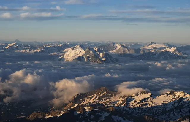 Der Blick vom Dach der Alpen, aus 4805 Metern Höhe, über die Savoyer Alpen. | Foto: Markus Wolter